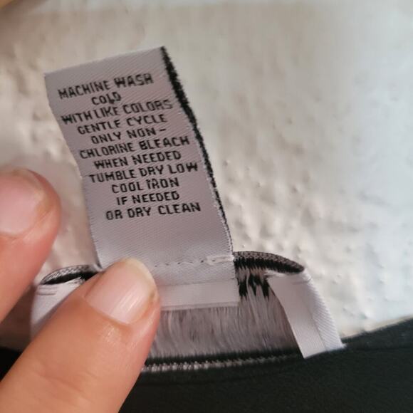 Carmen Marc Valvo Top Women's M Black Bell Sleeve Tunic Career Wear Pullover - Picture 6 of 6